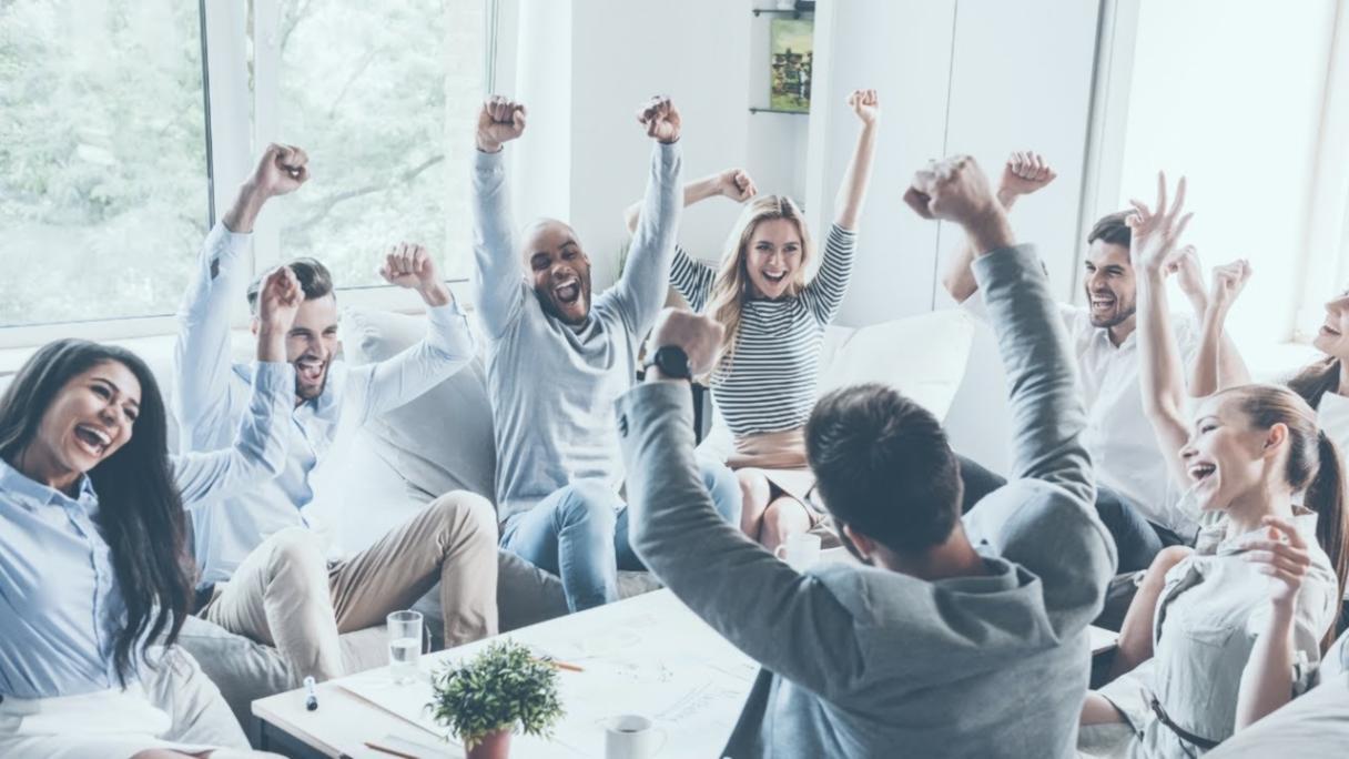 Робочий простір письменника з ноутбуком та навчальними матеріалами